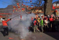 放鞭炮的视频,喜庆氛围浓烈——放鞭炮视频精彩瞬间回顾